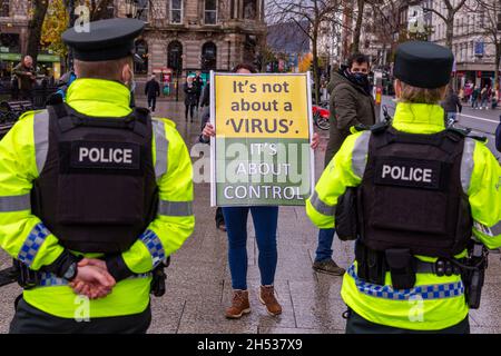 Belfast, Großbritannien. November 2021. COP26: 6. November 2021. Hunderter versammelten sich im Rathaus von Belfast zum Global Day for Climate Action Credit: Bonzo/Alamy Live News Stockfoto