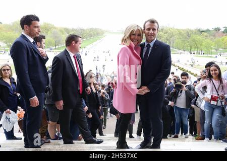 Biarritz, Frankreich. November 2021. Der französische Präsident Emmanuel Macron und seine Frau Brigitte Macron besuchen das Lincoln Memorial nach ihrer Ankunft in Washington, DC, USA am 23. April 2018. Präsident Macron ist zu einem dreitägigen Staatsbesuch in den USA. Foto von Jacovides-Lemouton//Pool/ABACAPRESS.COM Quelle: Abaca Press/Alamy Live News Stockfoto