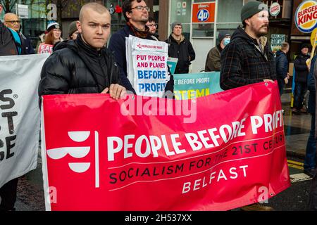 Belfast, Großbritannien. November 2021. COP26: 6. November 2021. Hunderter versammelten sich im Rathaus von Belfast zum Global Day for Climate Action Credit: Bonzo/Alamy Live News Stockfoto