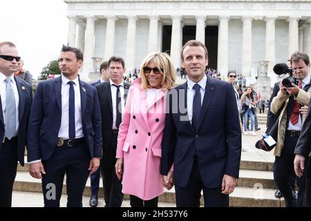 Biarritz, Frankreich. November 2021. Der französische Präsident Emmanuel Macron und seine Frau Brigitte Macron besuchen das Lincoln Memorial nach ihrer Ankunft in Washington, DC, USA am 23. April 2018. Präsident Macron ist zu einem dreitägigen Staatsbesuch in den USA. Foto von Jacovides-Lemouton//Pool/ABACAPRESS.COM Quelle: Abaca Press/Alamy Live News Stockfoto