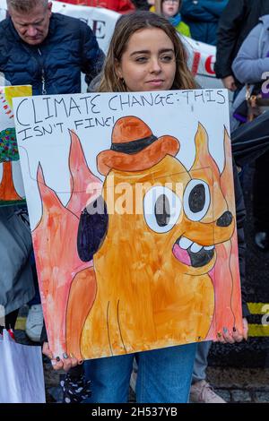 Belfast, Großbritannien. November 2021. COP26: 6. November 2021. Hunderter versammelten sich im Rathaus von Belfast zum Global Day for Climate Action Credit: Bonzo/Alamy Live News Stockfoto