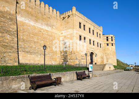 DERBENT, RUSSLAND - 27. SEPTEMBER 2021: Das alte Gebäude des Büros des Khans an einem sonnigen Septembermorgen. Festung Naryn-Kala Stockfoto