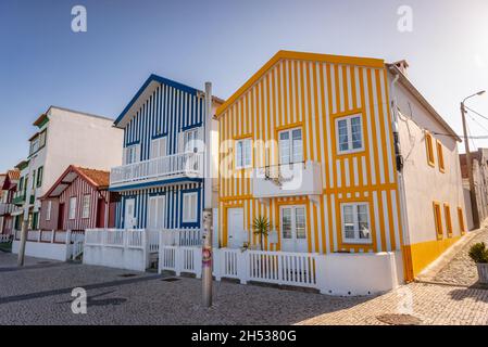 Bemalte Häuser namens Palheiros in der Costa Nova Gegend von Aveiro in der Centro Region von Portugal Stockfoto