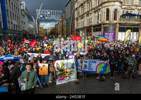 Belfast, Großbritannien. November 2021. COP26: 6. November 2021. Hunderter versammelten sich im Rathaus von Belfast zum Global Day for Climate Action Credit: Bonzo/Alamy Live News Stockfoto