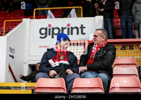 London, Großbritannien. 6. NOVEMBER Ebbsfleet-Fans während des FA-Cup-Spiels zwischen Leyton Orient und Ebbsfleet United am Samstag, 6. November 2021 im Matchroom Stadium, London. (Kredit: Tom West | MI News) Kredit: MI Nachrichten & Sport /Alamy Live News Stockfoto