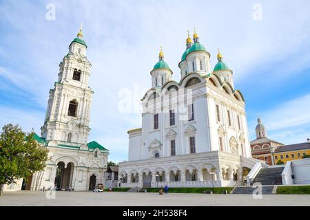 ASTRACHAN, RUSSLAND - 22. SEPTEMBER 2021: Alte Mariä-Himmelfahrt-Kathedrale am Septemberabend. Astrachan Kreml Stockfoto