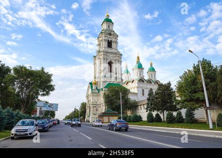 ASTRACHAN, RUSSLAND - 22. SEPTEMBER 2021: Blick auf den Glockenturm der Mariä-Himmelfahrt-Kathedrale an einem Septembernachmittag. Astrachan Kreml Stockfoto