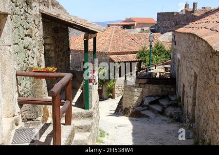 Straße im historischen Dorf Monsanto, am Berghang um Granitfelsen, Monsanto, Portugal gebaut Stockfoto