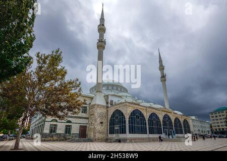 MAKHACHKALA, RUSSLAND - 24. SEPTEMBER 2021: Blick auf die zentrale Juma-Moschee (Yusuf Bey Jami) Bedeckter Septembertag Stockfoto