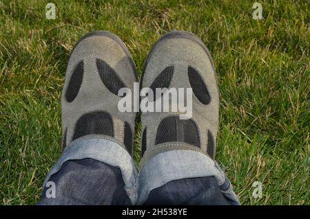 Arbeitsschutzschuhe aus Stahl mit Zehenschutz aus Leder, auf dem Rasen Stockfoto