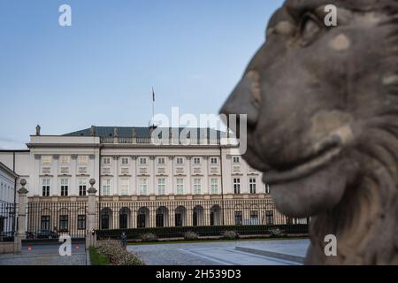 Löwenstatue vor dem klassizistischen Präsidentenpalast mit Jozef Poniatowski-Statue auf der Krakowskie Przedmiescie Straße in Warschau, Hauptstadt von Stockfoto