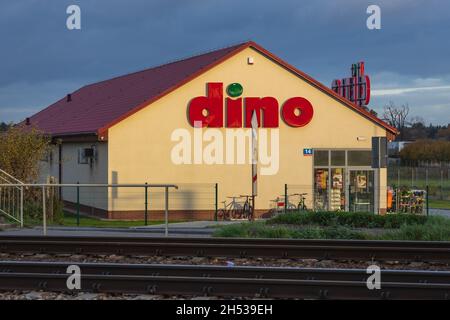 Dino-Supermarkt, polnische Lebensmitteleinzelhandelskette im Dorf Rogow, Woiwodschaft Lodzkie in Polen Stockfoto