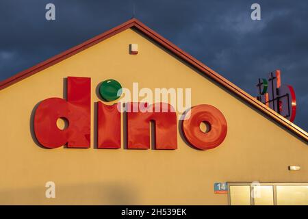 Dino-Supermarkt, polnische Lebensmitteleinzelhandelskette im Dorf Rogow, Woiwodschaft Lodzkie in Polen Stockfoto