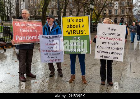 Belfast, Großbritannien. November 2021. November 2021. Anti-Vaxers versammelten sich im Rathaus von Belfast Credit: Bonzo/Alamy Live News Stockfoto