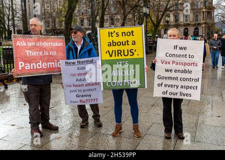 Belfast, Großbritannien. November 2021. November 2021. Anti-Vaxers versammelten sich im Rathaus von Belfast Credit: Bonzo/Alamy Live News Stockfoto