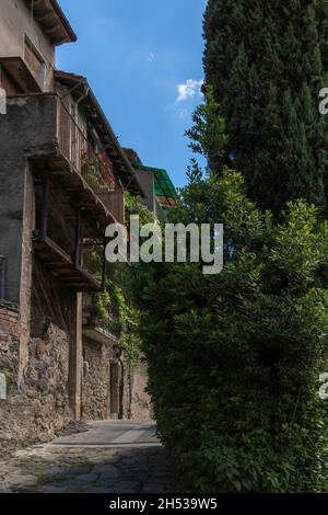 Enge Gasse im mittelalterlichen Dorf castellfollit de la roca Stockfoto