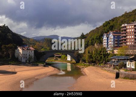 Flussmündung in der Stadt des Baskenlandes Lekeito an einem bewölkten Tag Stockfoto