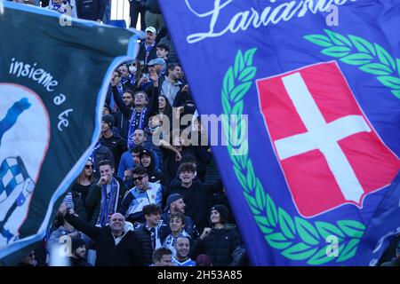 Como, Italien. November 2021. Como 1907 Fans unterstützen ihr Team, indem sie während der Como 1907 gegen AC Perugia, Italienische Fußballmeisterschaft BKT in Como, Italien, November 06 2021, klatschen und singen.Quelle: Independent Photo Agency/Alamy Live News Stockfoto