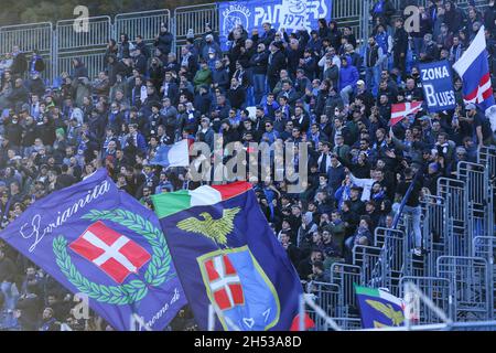 Como, Italien. November 2021. Como 1907 Fans unterstützen ihr Team, indem sie während der Como 1907 gegen AC Perugia, Italienische Fußballmeisterschaft BKT in Como, Italien, November 06 2021, klatschen und singen.Quelle: Independent Photo Agency/Alamy Live News Stockfoto