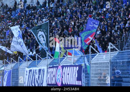 Como, Italien. November 2021. Como 1907 Fans unterstützen ihr Team, indem sie während der Como 1907 gegen AC Perugia, Italienische Fußballmeisterschaft BKT in Como, Italien, November 06 2021, klatschen und singen.Quelle: Independent Photo Agency/Alamy Live News Stockfoto