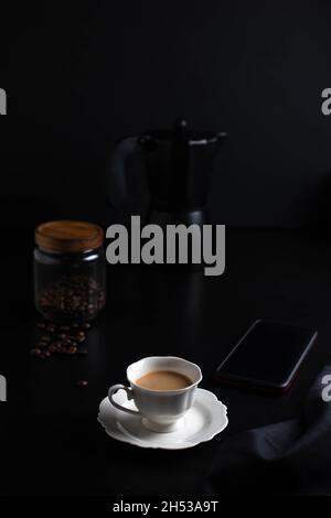 Morgens lesen und eine kleine Tasse Kaffee Stockfoto