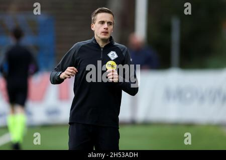 VELSEN-ZUID, NIEDERLANDE - 6. NOVEMBER: Aufwärmen des Assistenzschiedsrichters Joris Westhof während des niederländischen Keukenkampioendivisie-Spiels zwischen Telstar und Excelsior im BUKO-Stadion am 6. November 2021 in Velsen-Zuid, Niederlande (Foto: Hans van der Valk/Orange Picters) Stockfoto