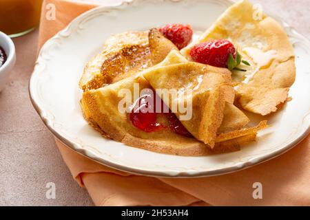 Nahaufnahme von Crepes mit Erdbeermarmelade auf dem Teller Stockfoto