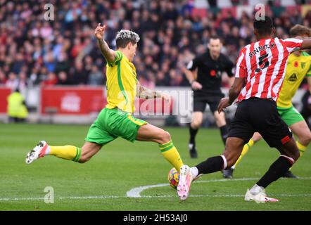 Brentford Community Stadium, London, Großbritannien. November 2021. Premier League Football Brentford gegen Norwich; Mathias Normann von Norwich City schießt und erzielt in der 7. Minute 0-1 Credit: Action Plus Sports/Alamy Live News Stockfoto