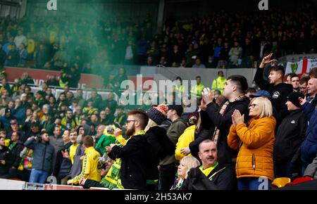 London, Großbritannien. November 2021. Norwich-Fans feiern das erste Tor des Spiels, das Mathias Normann aus Norwich City während des Premier League-Spiels zwischen Brentford und Norwich City am 6. November 2021 im Brentford Community Stadium in London, England, erzielte. (Foto von Mick Kearns/phcimages.com) Credit: PHC Images/Alamy Live News Stockfoto