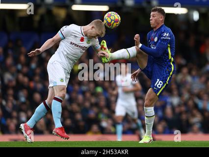 London, Großbritannien, 6. November 2021. Ben Mee von Burnley fordert Ross Barkley von Chelsea während des Spiels der Premier League in Stamford Bridge, London, heraus. Bildnachweis sollte lauten: Darren Staples / Sportimage Stockfoto