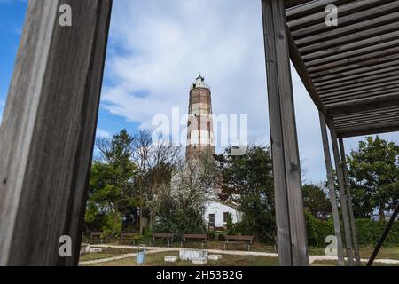 Leuchtturm in der Stadt Shabla und Badeort in der Provinz Dobritsch, nordöstlich von Bulgarien, Blick vom Park Stockfoto