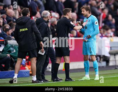 Norwich City-Torwart Tim Krul (rechts) appelliert während des Spiels der Premier League im Brentford Community Stadium, London, an die Beamten. Bilddatum: Samstag, 6. November 2021. Stockfoto