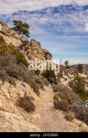 Wanderer auf dem Trail Aufstieg zum Guadalupe Peak in den Bergen von West Texas Stockfoto