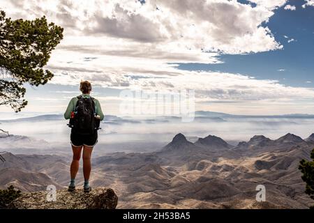 Wanderer mit Blick vom South Rim Trail im Big Bend National Park Stockfoto