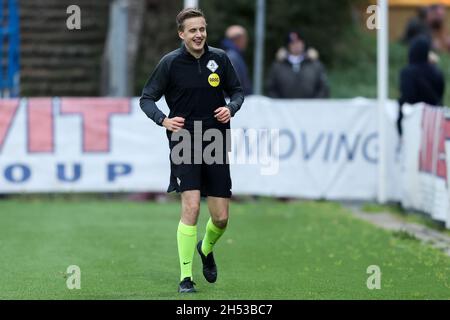 VELSEN-ZUID, NIEDERLANDE - 6. NOVEMBER: Aufwärmen des Assistenzschiedsrichters Joris Westhof während des niederländischen Keukenkampioendivisie-Spiels zwischen Telstar und Excelsior im BUKO-Stadion am 6. November 2021 in Velsen-Zuid, Niederlande (Foto: Hans van der Valk/Orange Picters) Stockfoto