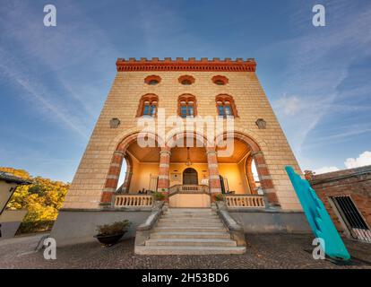 Barolo, Cuneo, Italien - 05. November 2021: Fassade des Schlosses Falletti Eingang des Weinmuseums WIMU Stockfoto