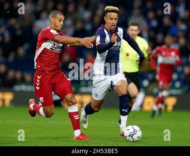 Lee Peltier von Middlesbrough und Callum Robinson von West Bromwich Albion (rechts) kämpfen während des Sky Bet Championship-Spiels auf den Hawthorns, West Bromwich, um den Ball. Bilddatum: Samstag, 6. November 2021. Stockfoto