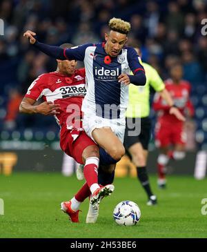 Lee Peltier von Middlesbrough und Callum Robinson von West Bromwich Albion (rechts) kämpfen während des Sky Bet Championship-Spiels auf den Hawthorns, West Bromwich, um den Ball. Bilddatum: Samstag, 6. November 2021. Stockfoto