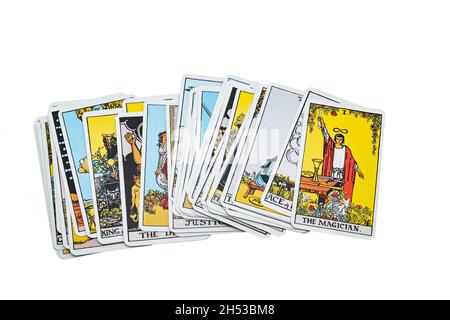 Kartenstapel mit Tarot-Karten auf weißem Hintergrund Stockfoto