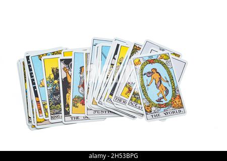 Kartenstapel mit Tarot-Karten auf weißem Hintergrund Stockfoto