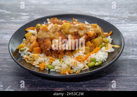 Japanisches Hähnchen-Katsu-Restaurant mit weißem Reis Stockfoto