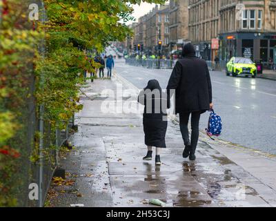 Glasgow, Schottland, Großbritannien. November 2021. Sintflutartige Regenfälle und Wind schienen die Weiche nicht zu beeinflussen. Am 7. Tag der UN-Klimakonferenz (26. Vertragsstaatenkonferenz (COP26)) fand im Stadtzentrum von Glasgow der Global Day of Action for Climate Justice march statt. Sie wurde von der Koalition COP26 organisiert und beteiligte sich an vielen Aktivistengruppen. Kredit: Iain McGuinness / Alamy Live Nachrichten Stockfoto