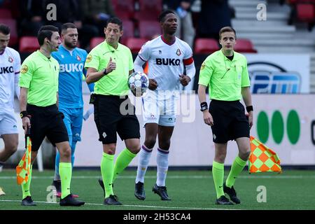 VELSEN-ZUID, NIEDERLANDE - 6. NOVEMBER: Assistenzschiedsrichter Dyon Fikkert, Schiedsrichter Jeroen Manschot, Assistenzschiedsrichter Joris Westhof, Glynor Plet vom SC Telstar beim niederländischen Keukenkampioendivisie-Spiel zwischen Telstar und Excelsior am 6. November 2021 im BUKO-Stadion in Velsen-Zuid, Niederlande (Foto von Hans van der Valk/Orange Picturs) Stockfoto