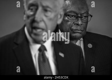 Die Mehrheit des US-Repräsentantenhauses, James Clyburn (Demokrat von South Carolina), hört rechts zu, während der Mehrheitsführer des US-Repräsentantenhauses, Steny Hoyer (Demokrat von Maryland) Bietet Reportern am Freitag, den 5. November, im US-Kapitol in Washington, DC, USA, Kommentare an, während sich das Repräsentantenhaus auf die Abstimmung über die „Build Back Better“- und überparteilichen Infrastrukturrechnungen vorbereitet. 2021. Foto von Rod Lampey / CNP Photo/ABACAPRESS.COM Stockfoto