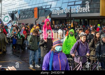 Rund 100,000 Demonstranten nehmen am COP26 Global Day of Action for Climate Justice March am 6. November 2021 in Glasgow Teil Stockfoto