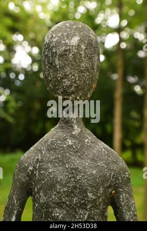 Humaneske Statue auf dem Gelände des Clare Priorat, Suffolk UK beschriftete 'GEWÄHLTES Schweigen Sing to Me Gerard Manley Hopkins' (Es ist eine Zeile aus seiner Poesie) Stockfoto
