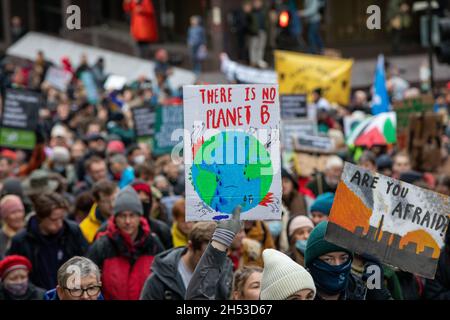 Rund 100,000 Demonstranten nehmen am COP26 Global Day of Action for Climate Justice March am 6. November 2021 in Glasgow Teil Stockfoto