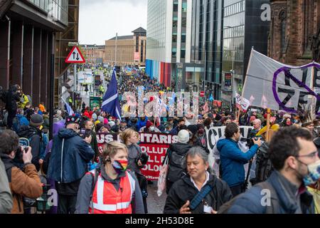 Rund 100,000 Demonstranten nehmen am COP26 Global Day of Action for Climate Justice March am 6. November 2021 in Glasgow Teil Stockfoto