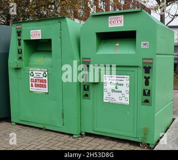 Recycling-Bank für Kleidung und Schuhe mit CCTV in Central Milton Keynes. Stockfoto