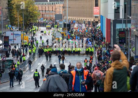 Rund 100,000 Demonstranten nehmen am COP26 Global Day of Action for Climate Justice March am 6. November 2021 in Glasgow Teil Stockfoto